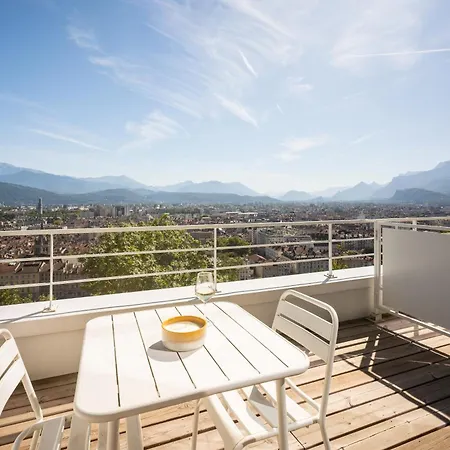 The Babel Community - Bastille Lejlighedshotel 3*